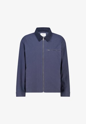 Veste bleu marine avec une fermeture éclair à l'avant, un col pointu et une poche poitrine. Présente une texture lisse et des manches longues.