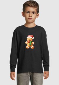 Langärmliges schwarzes T-Shirt mit einem bunten Lebkuchenmann-Design, der einen roten Weihnachtsmannhut und einen grünen Schal auf der Vorderseite trägt.