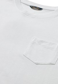 Wit katoenen T-shirt met ronde hals, met een klein borstzakje aan de linkerkant en een donkerblauw label in de kraag.