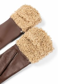 Guantes de cuero con puños de lana rizada color crema; presentan un acabado de cuero marrón suave y un acento decorativo de botón.