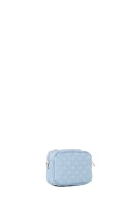 Borsa di colore azzurro chiaro con una forma rettangolare, dotata di motivi circolari in rilievo, chiusura con cerniera e dettagli metallici.