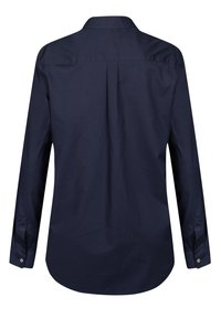 Marineblauwe langesleeve shirt met een klassieke kraag en een rugplooi-detail. Soepele stof, afgeronde zoom en met knopen bevestigde manchetten.