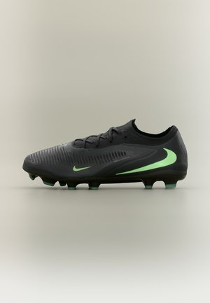 Sort Nike fodboldstøvle med grønne swoosh-logoer og knopper, tekstureret overflade og lavtskåret ankelskærm, vist i sideprofil.