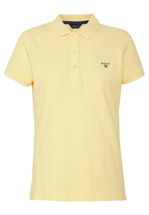 Gelbes Poloshirt aus Baumwolle mit klassischem Kragen, Drei-Knopf-Leiste und kleinem gesticktem Logo auf der linken Brust.