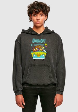 Czarna bluza z kapturem wykonana z miękkiego materiału z kolorową grafiką "Scooby-Doo!" przedstawiającą postacie w środku furgonetki. Posiada kieszeń z przodu i kaptur ze sznurkiem.