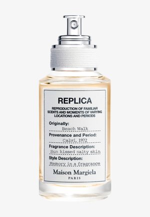 Klares Glasparfümfläschchen mit der Aufschrift "Replica Beach Walk" von Maison Margiela, hellbernsteinfarbene Flüssigkeit, silberner Sprühkopf mit weißem, strukturiertem Kragen.