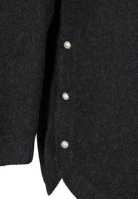 Črn pleten pulover z teksturo, ki vsebuje velike biserne gumbe ob strani. Tkanina ima mehak, puhast videz.