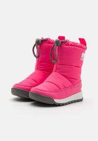 Rosa isolerte vinterstøvler med quiltet design, elastisk snøring øverst, grå gummisåle og hvite detaljer i mellomsålen.