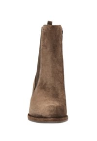 Bottine en daim marron avec panneau élastique latéral et languette, vue de face sur un fond blanc.