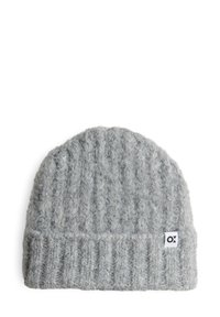 Grijze gebreide beanie met een geribbelde textuur. Heeft een zachte, fuzzy stof en een klein wit merklabel. Rond bovenkant met een omgeslagen rand.