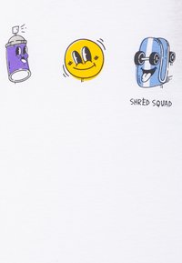 Bílý tričko s třemi karikaturními grafikami: fialová sprejová láhev, žlutý smajlík a modrý batoh s textem "SHRED SQUAD".