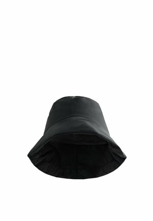 Chapeau bob noir avec un large bord incliné vers le bas, fabriqué en tissu lisse, présenté sur un fond blanc.