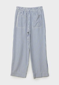 Blauwe en witte verticaal gestreepte wijde broek met een elastische tailleband en twee achterzakken.