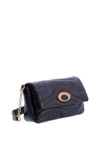 Bolso de mano de cuero negro con textura ondulada, herrajes ovalados en tono dorado y correa de cadena desmontable. Diseño de solapa doblada con detalle de logotipo.