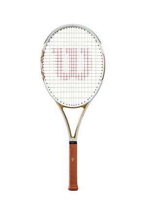 Racchetta da tennis con telaio bianco e dorato, impugnatura marrone e logo rosso "W" sulle corde bianche, isolata su sfondo bianco.