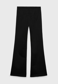 Černé rozšířené kalhoty s hladkým povrchem, které mají přiléhavý pás, minimální švy a široký střih pro pohodlné nošení.