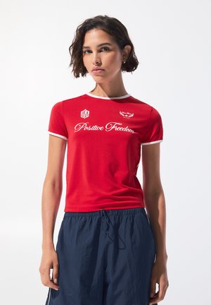 PULL&BEAR CROPPED ACTIVE ESSENCE  - T-shirt imprimé - red