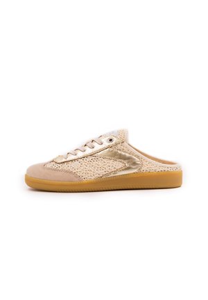 Bēšas un zelta krāsas slip-on sporta apavi ar šņorzēm, acs augšdaļu, zamšādas purngalu un gumijas zoli, redzams no sāniem uz balta fona.