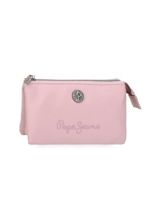 Neceser rectangular de color rosa suave con logo de Pepe Jeans en relieve y un emblema metálico redondo en la parte delantera, tira de cremallera en el lado derecho.