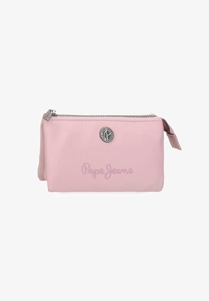 Neceser rectangular de color rosa suave con logo de Pepe Jeans en relieve y un emblema metálico redondo en la parte delantera, tira de cremallera en el lado derecho.