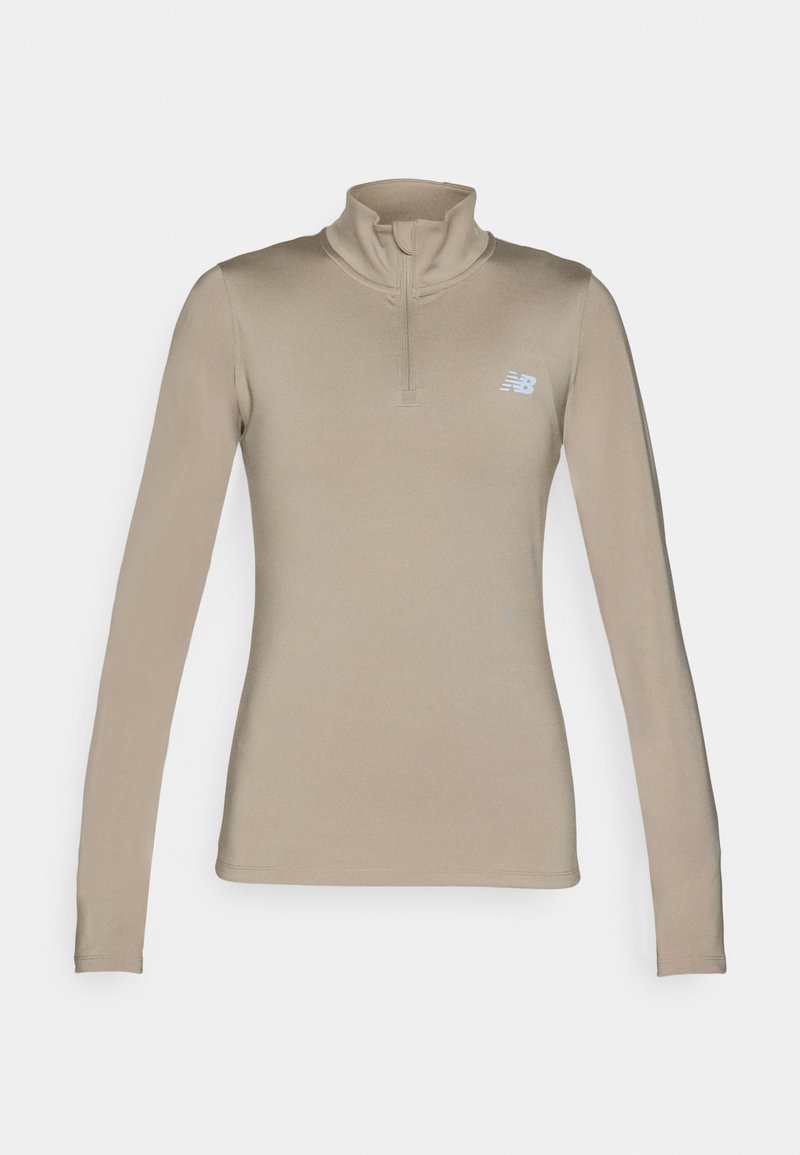 Beige langärmliges Sportoberteil mit hohem Kragen und Viertelreißverschluss. Verfügt über ein kleines hellblaues Logo auf der oberen linken Brust. Glatte Textur.