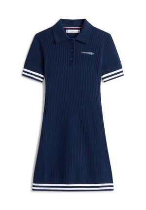 Robe polo marine côtelée avec col, trois boutons et détails blancs sur les manches courtes. Coupe ajustée avec jupe évasée.