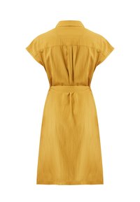 Abito camicia giallo realizzato in tessuto leggero, caratterizzato da un colletto, corte maniche a cappuccio e una cintura da legare in vita. Vista posteriore.