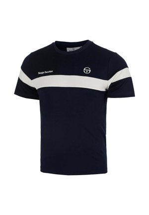 Marineblauw T-shirt met korte mouwen en een witte horizontale streep over de borst en de bovenkant van de mouwen, met het logo en de tekst van Sergio Tacchini aan de voorkant.