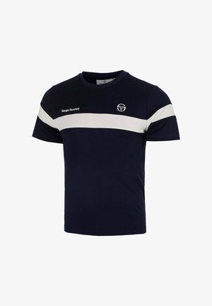 Marineblauw T-shirt met korte mouwen en een witte horizontale streep over de borst en de bovenkant van de mouwen, met het logo en de tekst van Sergio Tacchini aan de voorkant.