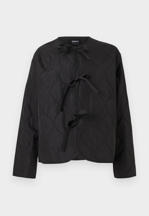 Černá prošívaná bunda s dlouhými rukávy a třemi vázanými mašlemi vpředu, s vlnitým prošitým vzorem a kulatým výstřihem.