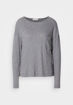 Camisa de manga larga gris claro con escote redondo y un pequeño bolsillo en el pecho, exhibida sobre un fondo blanco.