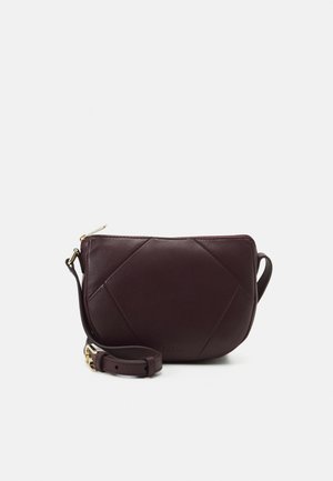 Sac bandoulière en cuir marron foncé avec sangle ajustable et boucle dorée, fermeture éclair, et motif en diamant subtilement cousu.