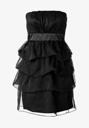 Robe de cocktail noire bustier avec des couches superposées de mousseline à volants et une ceinture en satin.