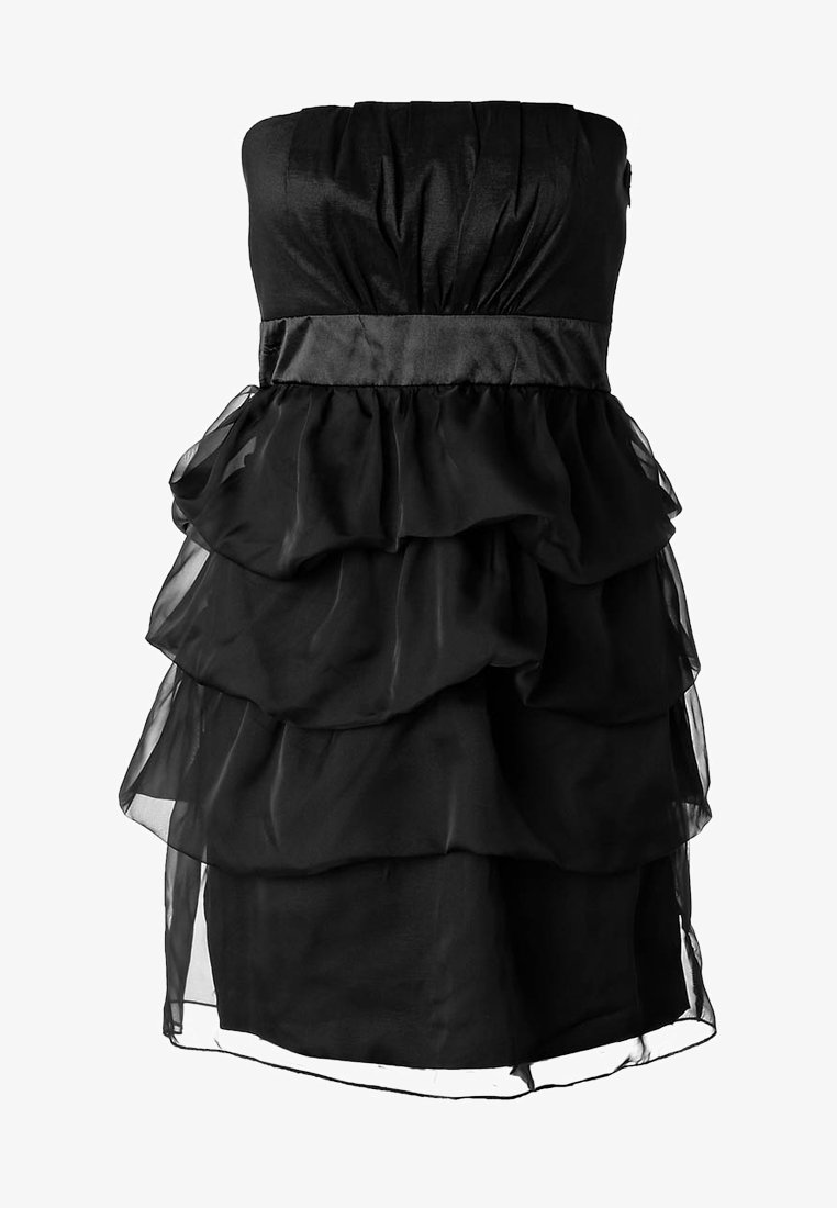 Robe de cocktail noire bustier avec des couches superposées de mousseline à volants et une ceinture en satin.