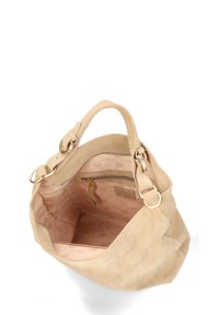 Beige suède handtas met een zachte textuur, ronde vorm en gouden hardware. De binnenkant heeft een lichtroze patroonvoering en een ritsvak.