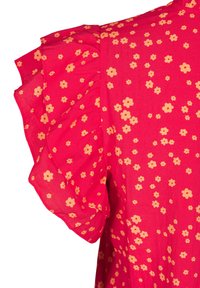 Vestido floral rojo con mangas cortas con volantes, decorado con un patrón de pequeñas flores amarillas en una tela ligera.
