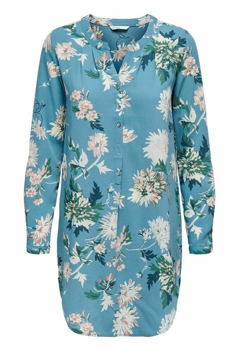 Tunique bleue à manches longues avec motif floral rose et blanc, boutonnée sur le devant et col rond avec une légère découpe en V.