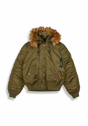 Chaqueta bomber verde oliva con capucha forrada de pelo, cremallera frontal y botones, bolsillos laterales, mangas fruncidas y bordado de rosa roja en el pecho.