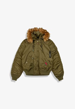 Olivgrüne Bomberjacke mit Kunstpelzkapuze, gesteppter Textur, Knöpfen vorne, Seitentaschen und roter Rosenstickerei auf der Brust.