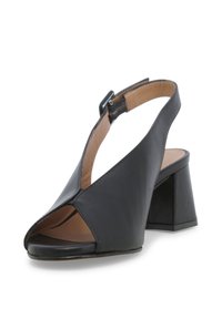 Sandal con tacco alto in pelle nera, con punta aperta, cinturino alla caviglia e tacco quadrato. Texture liscia e fodera interna color pelle.