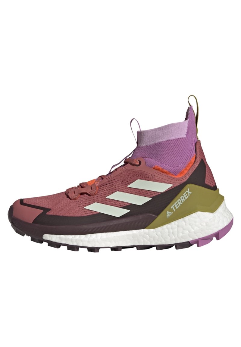 Vandrestøvle med en pink og lilla mesh-overdel, hvidt tre-stribes logo, polstret krave, orange snøredetalje og en tekstureret gummisål.
