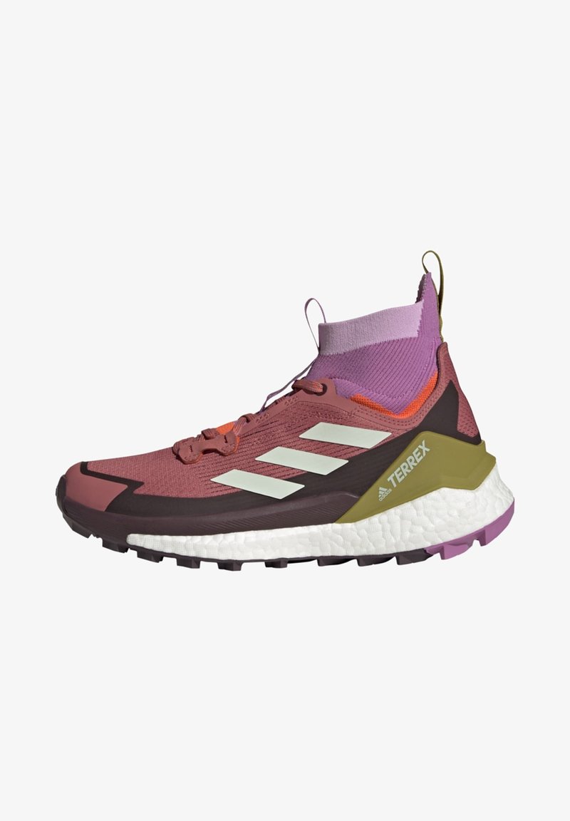 Vandrestøvle med en pink og lilla mesh-overdel, hvidt tre-stribes logo, polstret krave, orange snøredetalje og en tekstureret gummisål.