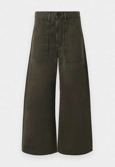 Calças de perna larga em verde oliva escuro, feitas de algodão. Apresenta dois bolsos frontais e um fecho com um botão na cintura.