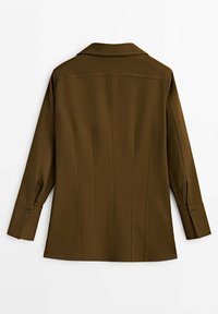 Chemise marron à manches longues avec col, présentant des coutures verticales, des poignets boutonnés et une texture de tissu lisse. Vue arrière montrée.