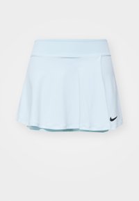 Ljusblå sportkjol av stretchigt tyg med utsvängd design, bred midjeresår och en svart Nike-logotyp på nedre högra sidan.