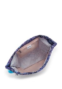 Lukket taske med lilla blomsterdesign, stofoverflade, lyserødt foret indre, har indvendig lynlås lomme og blød tekstur.