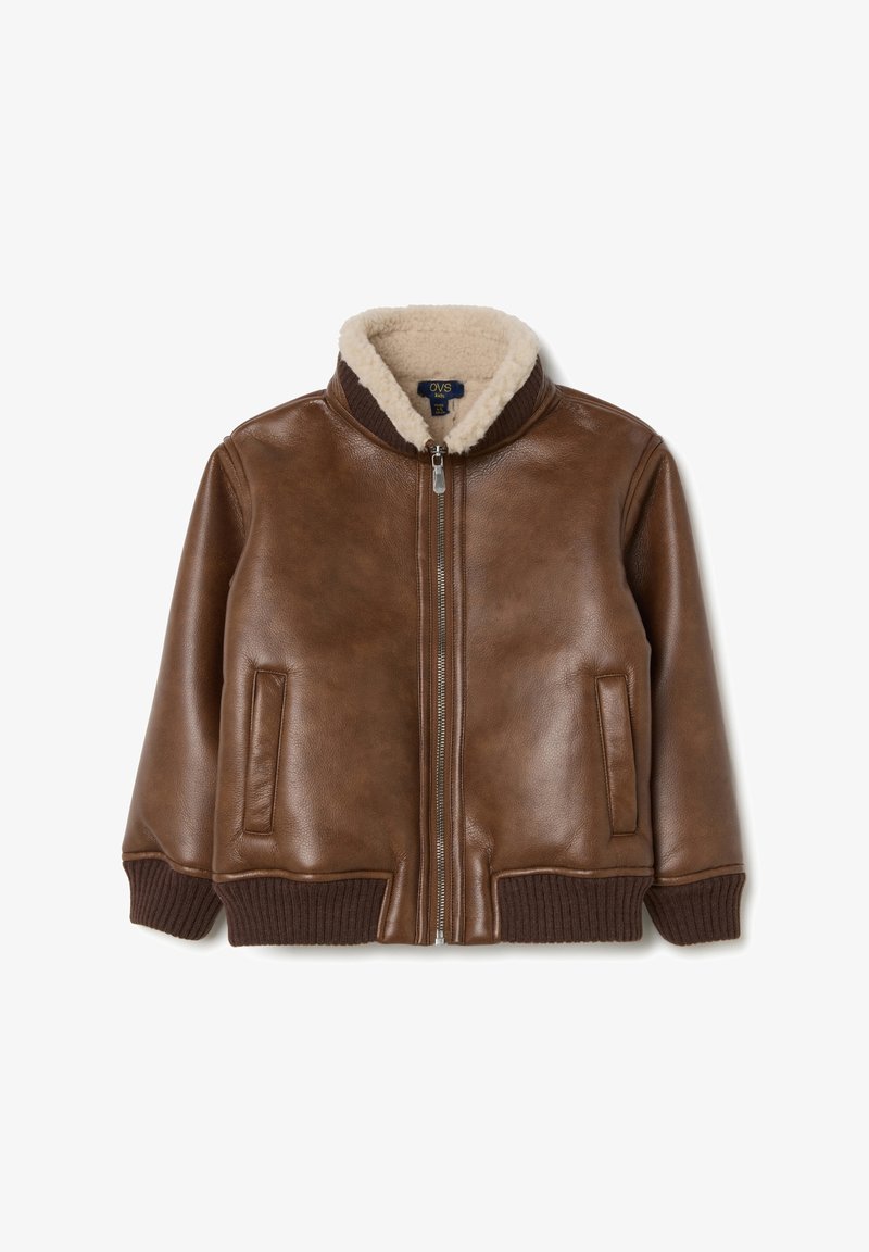 Chaqueta bomber de cuero marrón con un suave cuello de borreguillo falso en crema, cierre de cremallera en la parte delantera, bolsillos laterales y puños y dobladillo de canalé.