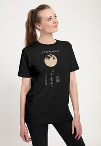 Czarny T-shirt z okrągłym wzorem przedstawiającym portret kobiety, nad którym znajduje się napis "UTAMARO", a poniżej japońskie znaki. Gładka tkanina, okrągły dekolt.