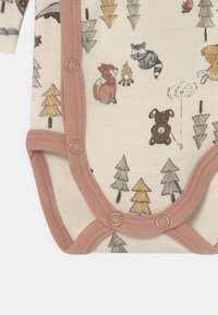 Bodysuit de bebé em algodão, com fundo cremado e animais e árvores da floresta em cores suaves. Com fecho de pressão em tom de rosa suave.