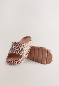 Sandale tip papuc cu imprimeu leopard și design cu degetul deschis; material sintetic neted, bază roz deschis, talpă din cauciuc texturată cu modele antiderapante.